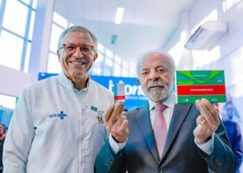 Durante visita à Bionovis, em Valinhos (SP), Lula destacou investimentos de R$ 5,6 bilhões na produção nacional de medicamentos biológicos para câncer e doenças autoimunes pelo SUS.