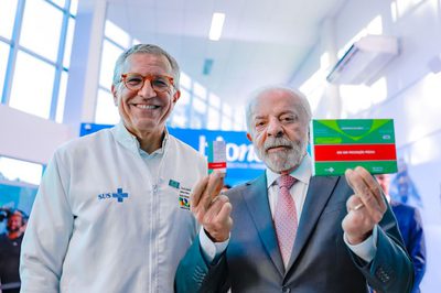 Durante visita à Bionovis, em Valinhos (SP), Lula destacou investimentos de R$ 5,6 bilhões na produção nacional de medicamentos biológicos para câncer e doenças autoimunes pelo SUS.
