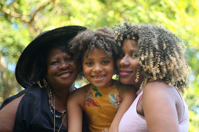 Lares chefiados por mulheres negras registram menor índice histórico de fome no Brasil, com taxa de 4,5%, segundo dados da Escala Brasileira de Insegurança Alimentar.