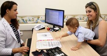 Mais de 2,5 mil profissionais do SUS já foram capacitados em curso sobre desenvolvimento infantil na Atenção Primária. Formação online segue aberta até 2027.