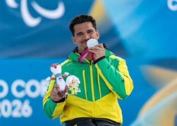 Cristian Ribera conquista prata no esqui cross-country em Milão-Cortina 2026 e garante a primeira medalha do Brasil na história dos Jogos Paralímpicos de Inverno.