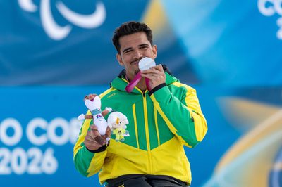 Cristian Ribera conquista prata no esqui cross-country em Milão-Cortina 2026 e garante a primeira medalha do Brasil na história dos Jogos Paralímpicos de Inverno.