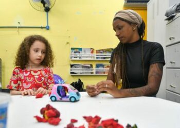 Governo federal amplia rede de cuidotecas para apoiar famílias, reduzir evasão escolar e incentivar inclusão produtiva em todo o país.