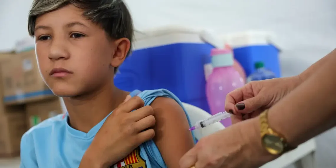 Cobertura vacinal contra HPV entre meninos de 9 a 14 anos sobe para 74,78% em São Paulo em 2025. Índice cresce desde 2022, mas ainda não atinge meta de 90% do PNI.