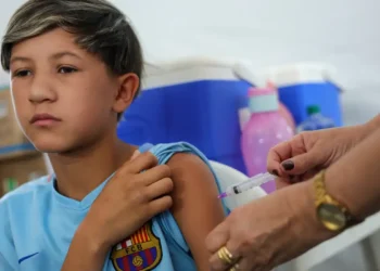 Cobertura vacinal contra HPV entre meninos de 9 a 14 anos sobe para 74,78% em São Paulo em 2025. Índice cresce desde 2022, mas ainda não atinge meta de 90% do PNI.