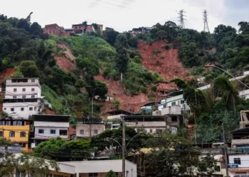 MapBiomas aponta Minas Gerais como o estado com maior área urbanizada em encostas de risco no Brasil. Estudo revela crescimento acelerado da ocupação em áreas vulneráveis nas últimas quatro décadas. Tags