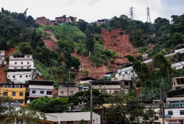 MapBiomas aponta Minas Gerais como o estado com maior área urbanizada em encostas de risco no Brasil. Estudo revela crescimento acelerado da ocupação em áreas vulneráveis nas últimas quatro décadas. Tags