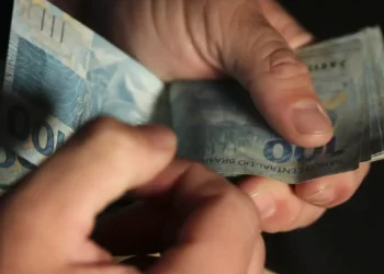 Projeção do IPCA sobe para 4,31% em 2026, segundo o Boletim Focus do Banco Central. Mercado mantém expectativa para Selic, PIB e dólar. Confira os detalhes.