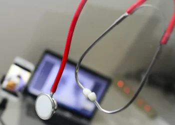 AgSUS oferece mil vagas em curso gratuito de saúde digital para profissionais do SUS. Inscrições seguem até 15 de março e formação é na modalidade online.