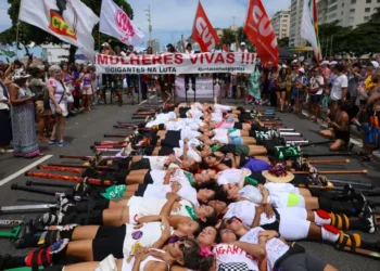 Ato do Dia Internacional da Mulher reúne milhares em Copacabana, no Rio de Janeiro, com protestos contra feminicídio, violência de gênero e a escala de trabalho 6x1.