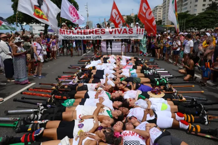 Ato do Dia Internacional da Mulher reúne milhares em Copacabana, no Rio de Janeiro, com protestos contra feminicídio, violência de gênero e a escala de trabalho 6x1.