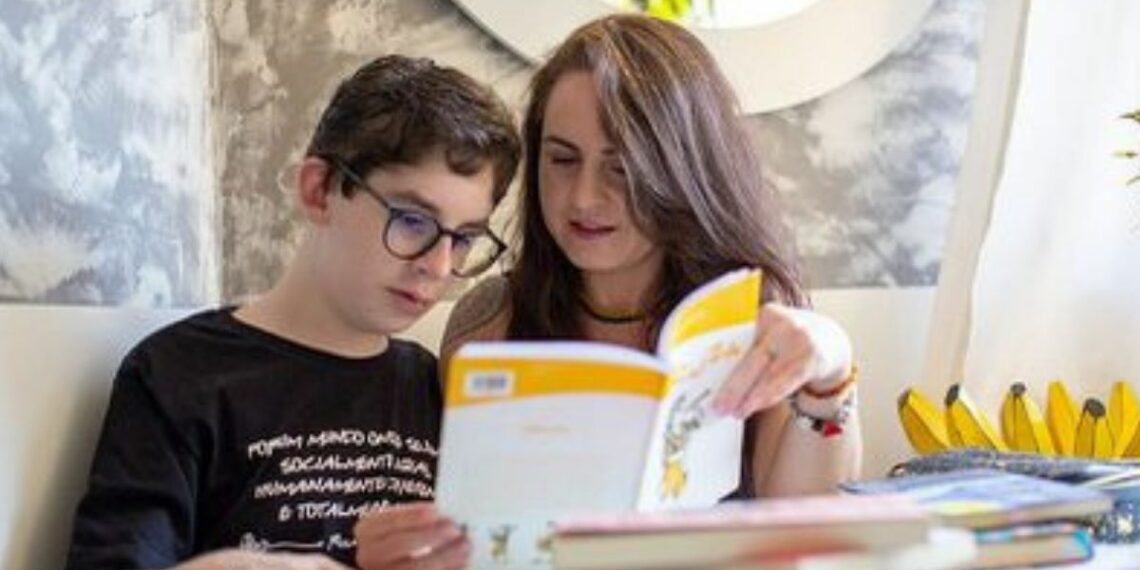 Brasil registra aumento de alunos autistas na rede de ensino, com 1,2 milhão de matrículas e expansão de políticas inclusivas do MEC.