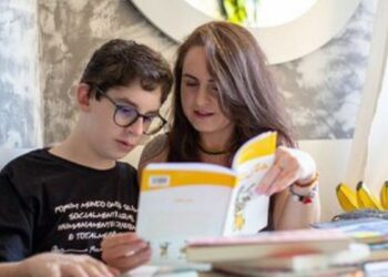 Brasil registra aumento de alunos autistas na rede de ensino, com 1,2 milhão de matrículas e expansão de políticas inclusivas do MEC.