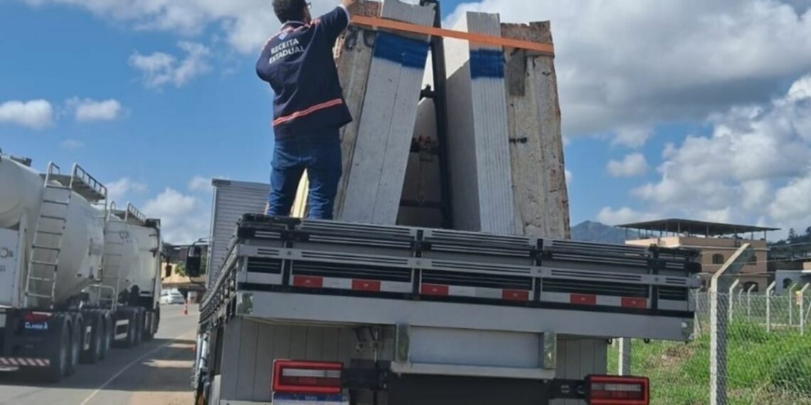 Fiscalização da Sefaz identifica transporte irregular de granito, mármore e plantas ornamentais no Sul do ES e aplica mais de R$ 52 mil em multas.
