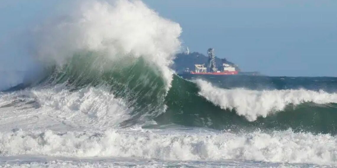 Corpo de Bombeiros do RJ registra mais de 8 mil salvamentos no mar em 2026 e reforça orientações para evitar afogamentos nas praias.