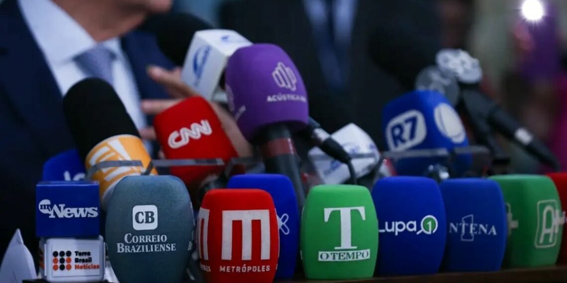 Brasil sobe para a 52ª posição no ranking mundial de liberdade de imprensa da RSF e ultrapassa os Estados Unidos pela primeira vez. Relatório destaca melhora institucional e combate à violência contra jornalistas.