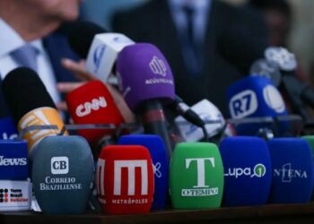 Brasil sobe para a 52ª posição no ranking mundial de liberdade de imprensa da RSF e ultrapassa os Estados Unidos pela primeira vez. Relatório destaca melhora institucional e combate à violência contra jornalistas.