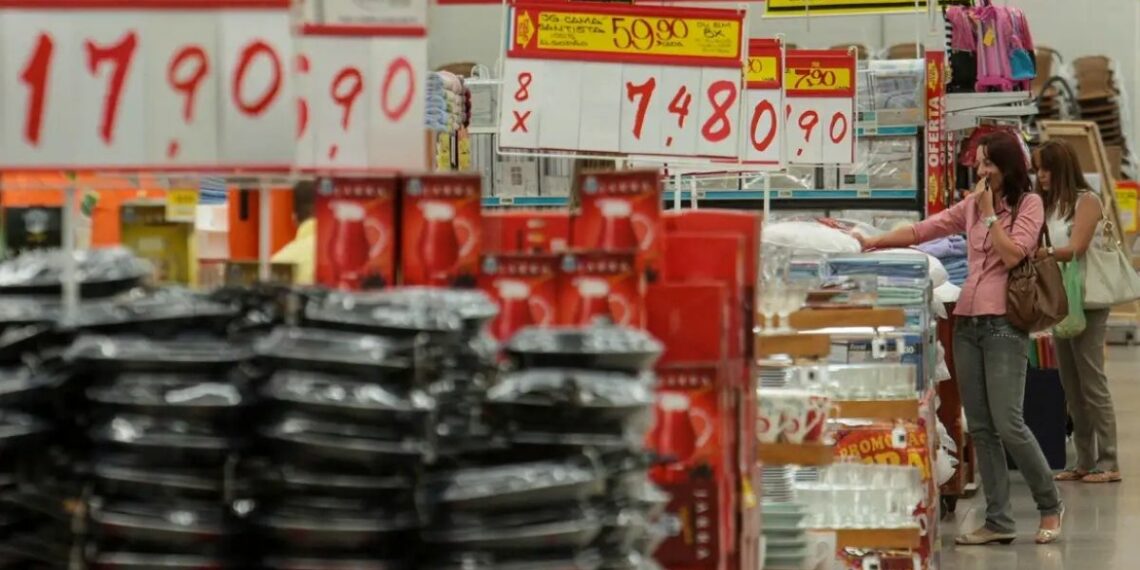 Previsão da inflação para 2026 sobe para 4,36%, segundo o Banco Central. Boletim Focus também traz projeções para Selic, PIB e dólar.