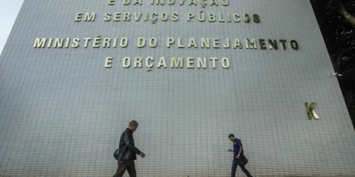 Projeto da LDO de 2027 prevê mecanismos automáticos para conter despesas, incluindo limite de 0,6% acima da inflação para gastos com pessoal e restrições a benefícios tributários.