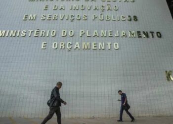 Projeto da LDO de 2027 prevê mecanismos automáticos para conter despesas, incluindo limite de 0,6% acima da inflação para gastos com pessoal e restrições a benefícios tributários.