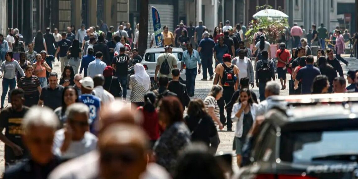 IBGE revela que população brasileira cresce menos e envelhece. Pnad 2025 mostra mudanças na pirâmide etária, moradia e acesso à infraestrutura.
