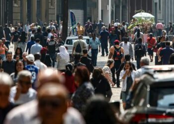 IBGE revela que população brasileira cresce menos e envelhece. Pnad 2025 mostra mudanças na pirâmide etária, moradia e acesso à infraestrutura.