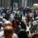 IBGE revela que população brasileira cresce menos e envelhece. Pnad 2025 mostra mudanças na pirâmide etária, moradia e acesso à infraestrutura.