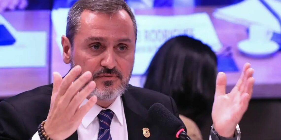 Polícia Federal retira credenciais de agente dos EUA em Brasília em resposta à expulsão de delegado brasileiro pelos norte-americanos.