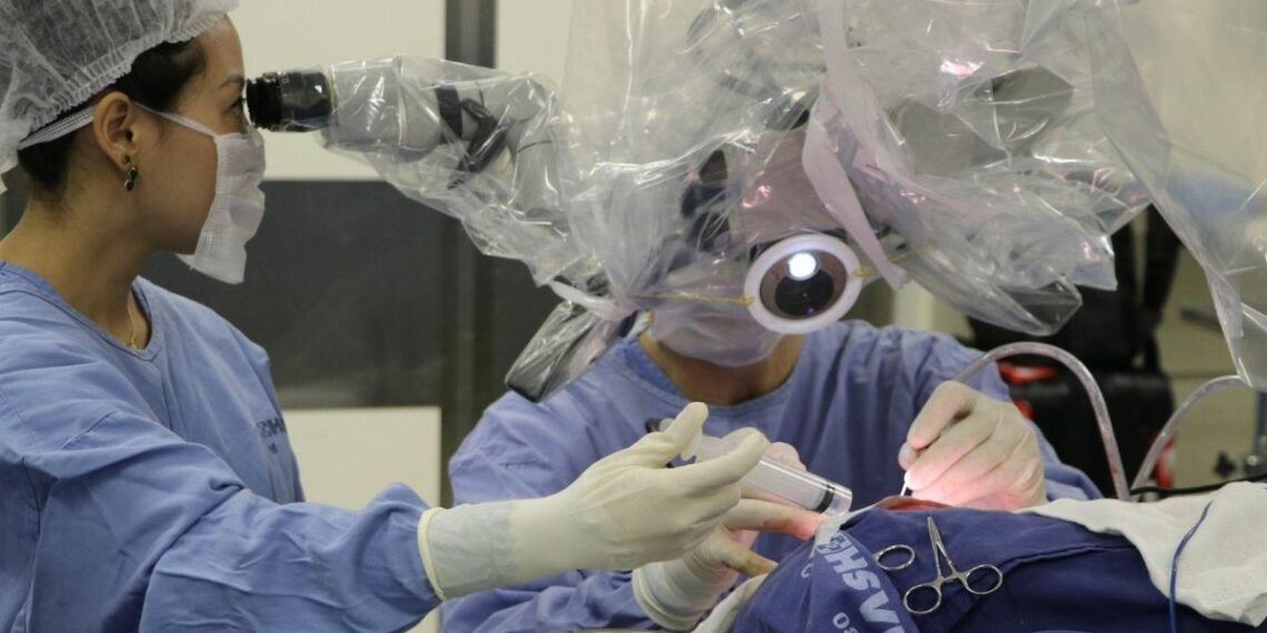 Hospital da UFPB realiza cirurgia inédita com implante coclear moderno pelo SUS, ampliando acesso à reabilitação auditiva.