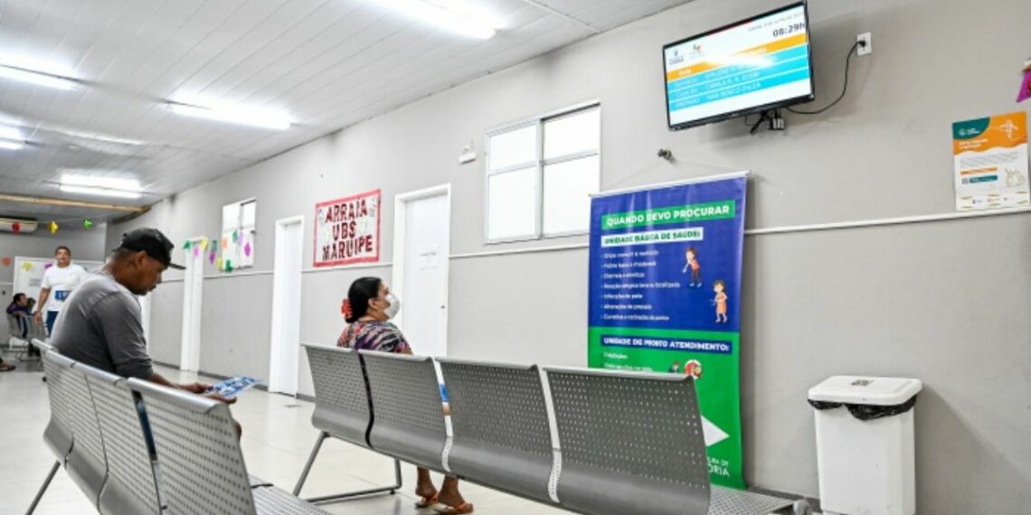 Prefeitura de Vitória inicia sistema de chamada por voz em unidades de saúde para ampliar acessibilidade e autonomia de pessoas com deficiência visual.
