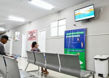 Prefeitura de Vitória inicia sistema de chamada por voz em unidades de saúde para ampliar acessibilidade e autonomia de pessoas com deficiência visual.