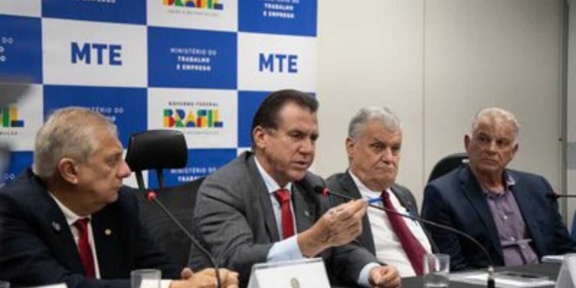 Governo federal avalia criar linha de crédito via FAT para taxistas renovarem veículos, com condições facilitadas e foco na redução do endividamento.