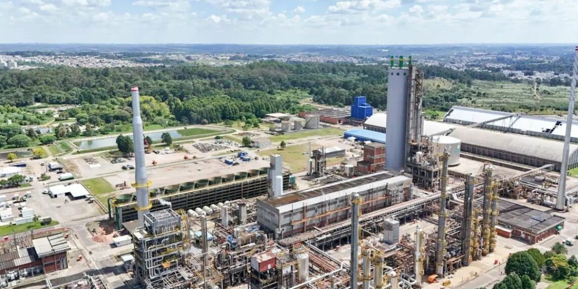 Petrobras retoma produção de ureia em fábrica no Paraná após seis anos. Medida deve reduzir dependência brasileira de fertilizantes importados.