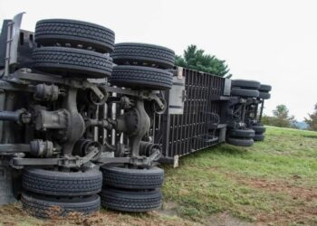 Operação da PRF no feriado de Tiradentes registra 84 mortes, 1.167 feridos e mais de mil acidentes nas rodovias federais. Excesso de velocidade lidera infrações.