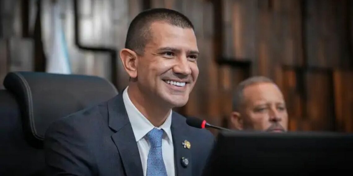 Douglas Ruas é eleito presidente da Alerj com 44 votos favoráveis. Sessão teve ausência de partidos de oposição e debate sobre voto aberto.