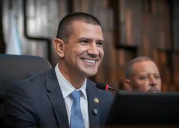 Douglas Ruas é eleito presidente da Alerj com 44 votos favoráveis. Sessão teve ausência de partidos de oposição e debate sobre voto aberto.