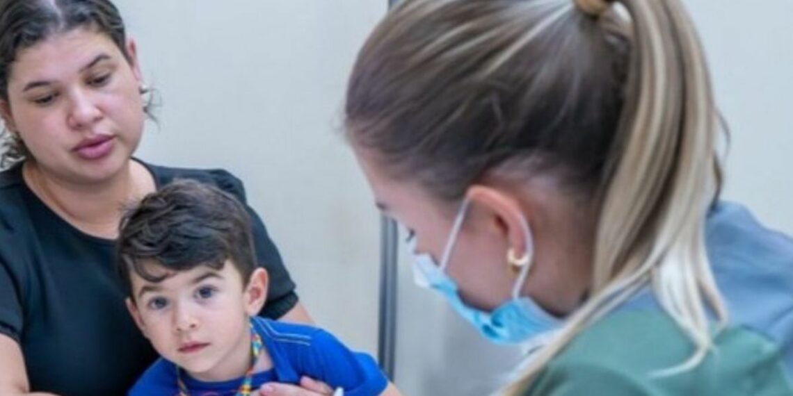 Investimento de R$ 83,3 milhões amplia serviços do SUS para pessoas com autismo, com novos centros, diagnóstico precoce e atendimento especializado.