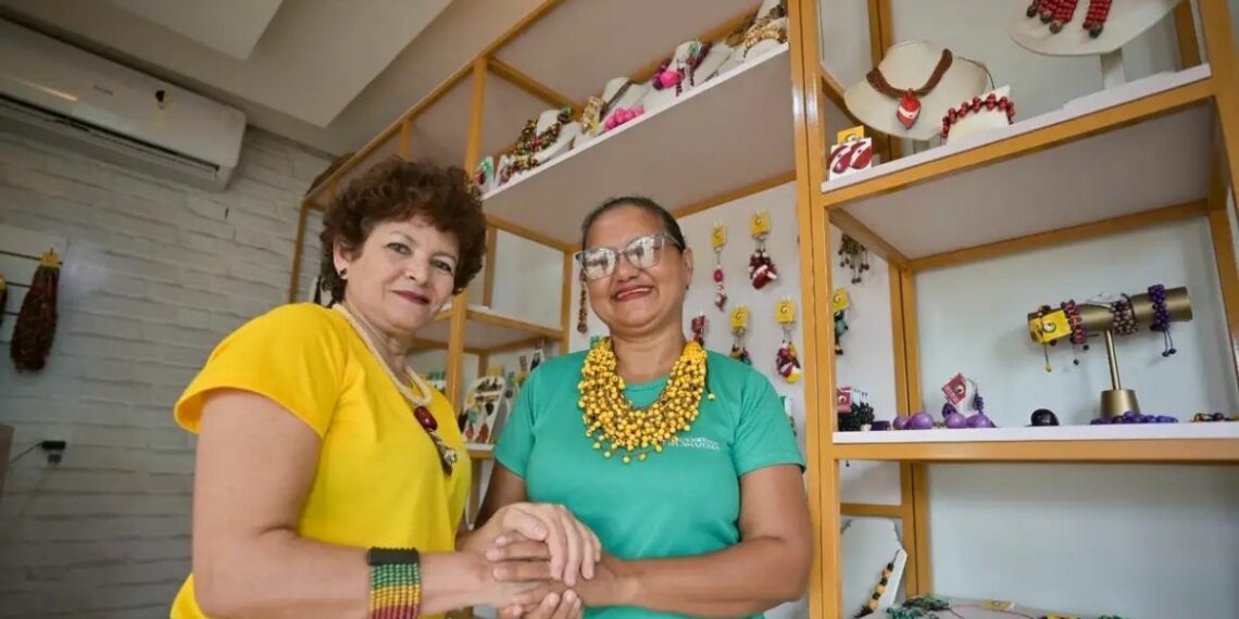 Mulheres de Parauapebas lideram iniciativas de bioeconomia com mel, cerâmica e biojoias, promovendo renda, sustentabilidade e empoderamento feminino na Amazônia.