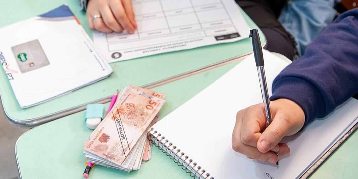 Projeto de lei propõe criação do Programa Futuro Inteligente para levar educação financeira e empreendedorismo a alunos da rede pública estadual.