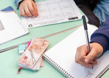 Projeto de lei propõe criação do Programa Futuro Inteligente para levar educação financeira e empreendedorismo a alunos da rede pública estadual.