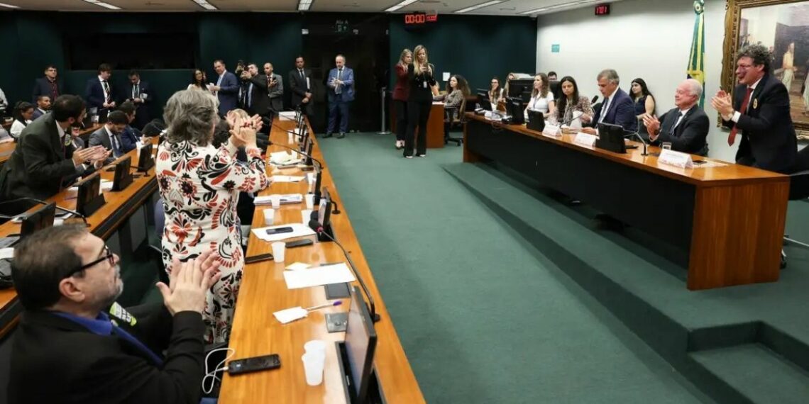 CCJ aprova admissibilidade de PECs que reduzem jornada de trabalho e propõem fim da escala 6x1 no Brasil.