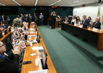 CCJ aprova admissibilidade de PECs que reduzem jornada de trabalho e propõem fim da escala 6x1 no Brasil.