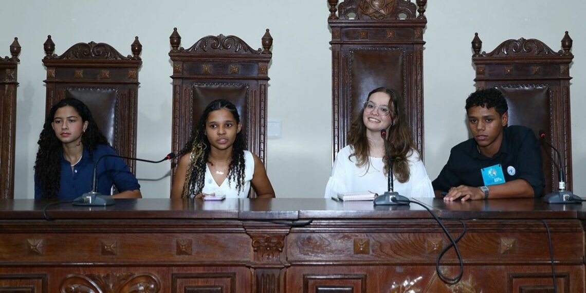 Evento realizado na Assembleia Legislativa reuniu estudantes do Marista de Vila Velha para discutir violência contra a mulher, misoginia e o impacto das redes sociais no combate ao problema.