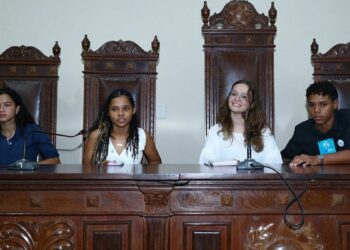 Evento realizado na Assembleia Legislativa reuniu estudantes do Marista de Vila Velha para discutir violência contra a mulher, misoginia e o impacto das redes sociais no combate ao problema.