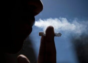 Receita Federal e PGFN notificam empresas do setor de cigarros com dívidas bilionárias e investigam indícios de fraude e lavagem de dinheiro.