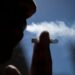 Receita Federal e PGFN notificam empresas do setor de cigarros com dívidas bilionárias e investigam indícios de fraude e lavagem de dinheiro.