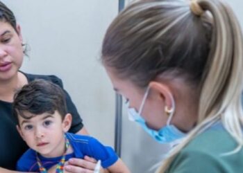 Investimento de R$ 83,3 milhões amplia serviços do SUS para pessoas com autismo, com novos centros, diagnóstico precoce e atendimento especializado.