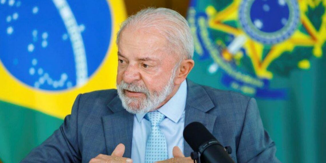 Em entrevista no Palácio do Planalto, Lula afirmou que o governo incluirá dívidas do Fies em ações para combater o endividamento. Presidente também abordou combustíveis e perspectivas econômicas do Brasil.