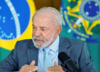 Em entrevista no Palácio do Planalto, Lula afirmou que o governo incluirá dívidas do Fies em ações para combater o endividamento. Presidente também abordou combustíveis e perspectivas econômicas do Brasil.