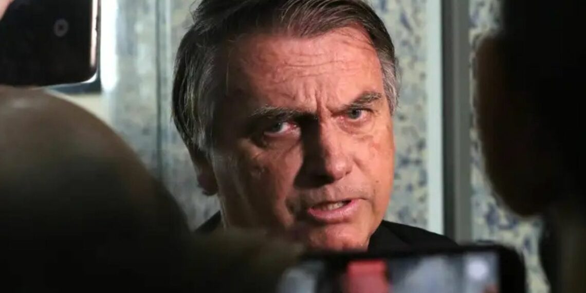STM determina envio de documentos militares de Jair Bolsonaro para análise em processo que pode resultar na perda de sua patente.